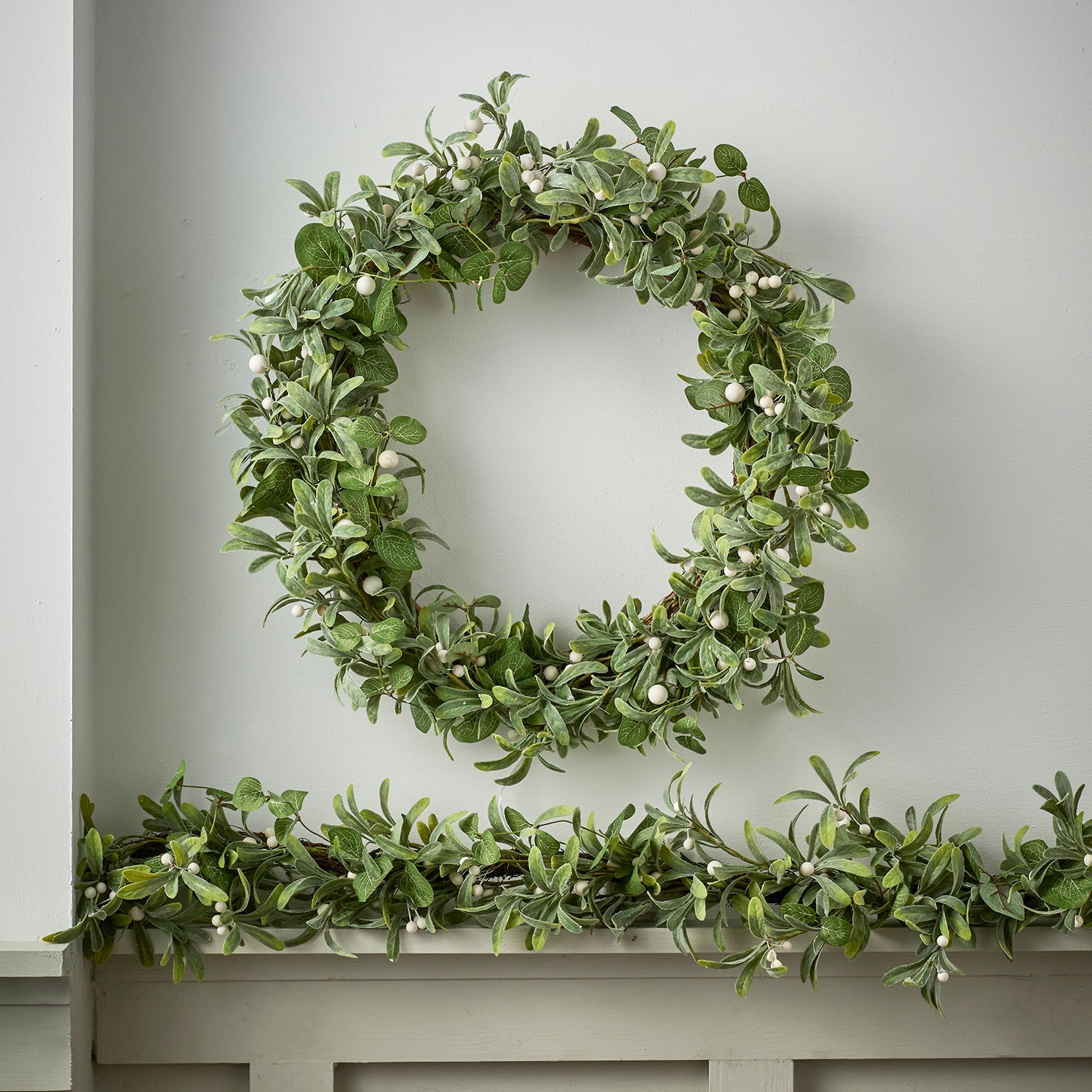 2m Pre Lit Mistletoe and Eucalyptus Garland