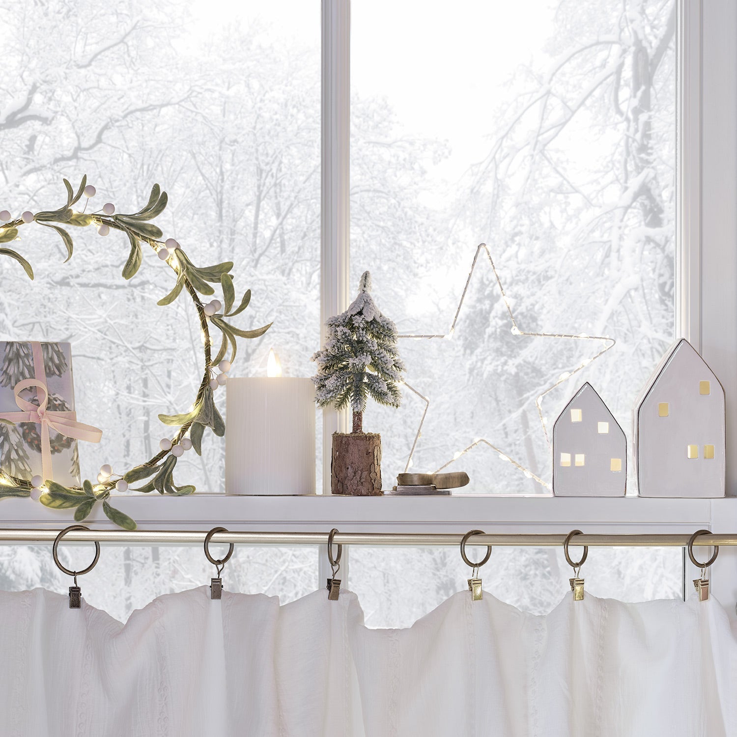 25cm Pre Lit Dainty Mistletoe Wreath