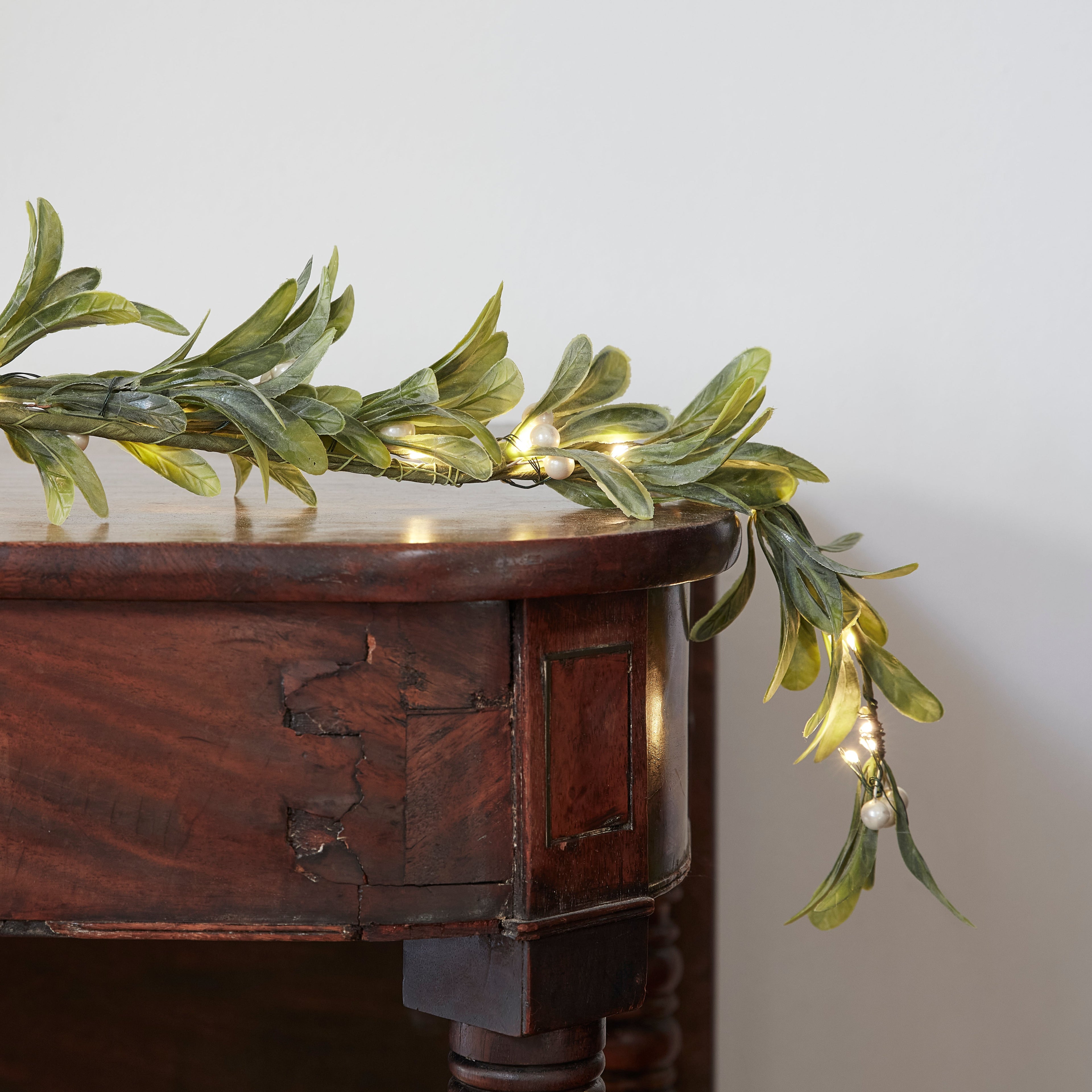 1.5m Pre-Lit Christmas Mistletoe Garland Mistletoe