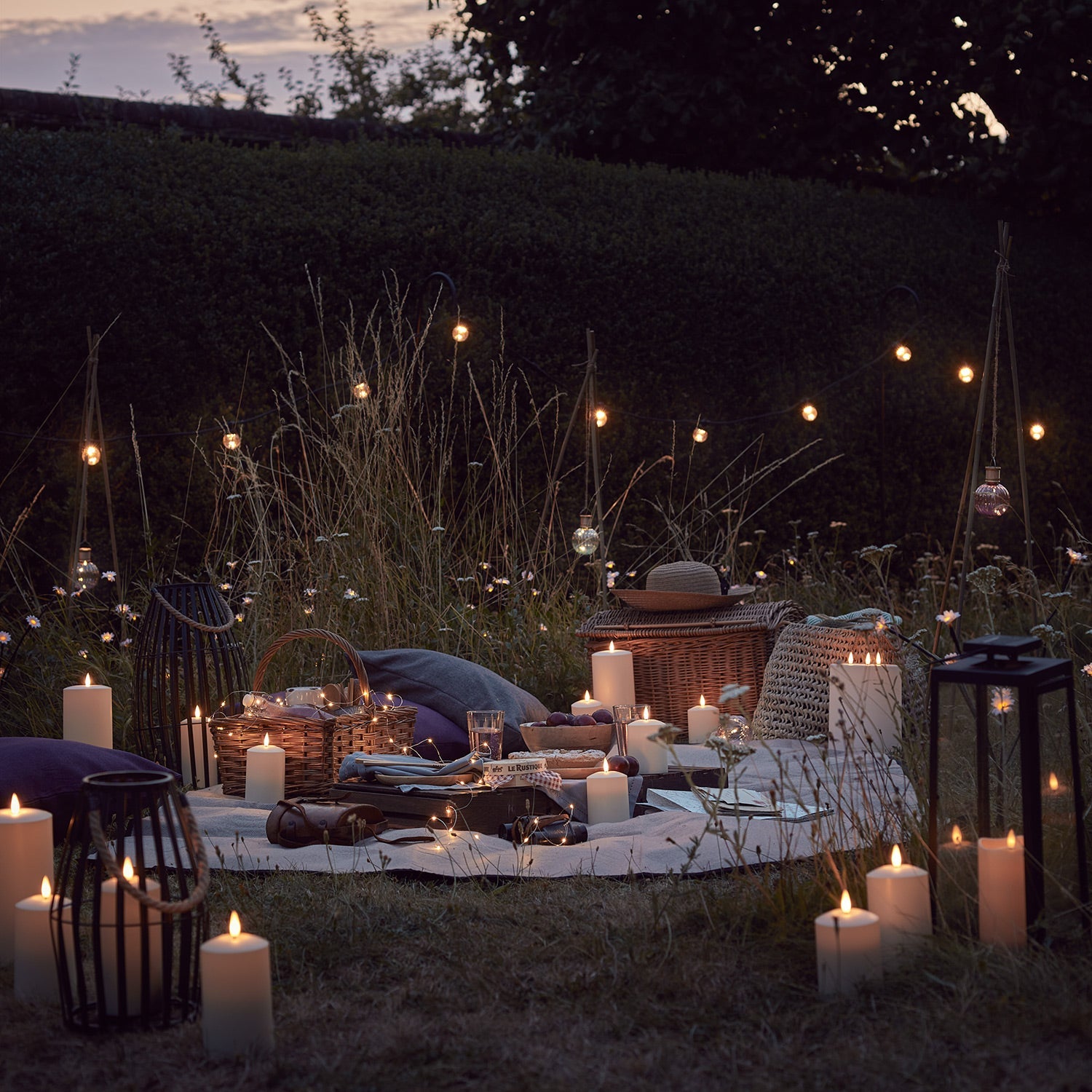 Pro Connect 100m 200 Warm White Connectable Festoon Lights Clear Cap Black Cable